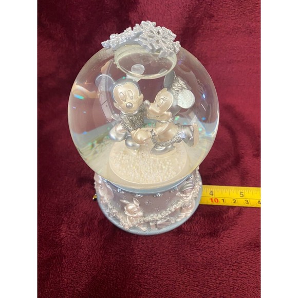Special Edition Mickey And Minnie Skating Silver Snow Globe Disney Store 2002 - Picture 16 of 16